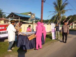 TAKJIL GRATIS POLSEK PANGKALAN SUSU HAMPIRI WARGA DI HARI KE TIGA PUASA