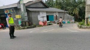 Personil Polsek Pangkalan Susu Gelar Pam Strong Point untuk Keamanan Pulang Anak Sekolah
