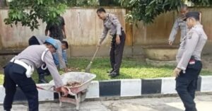 Jaga Lingkungan Sehat dan Nyaman, Personil Mapolsek Secanggang Melaksanakan Kegiatan Bersih-Bersih9 Februari 2026
