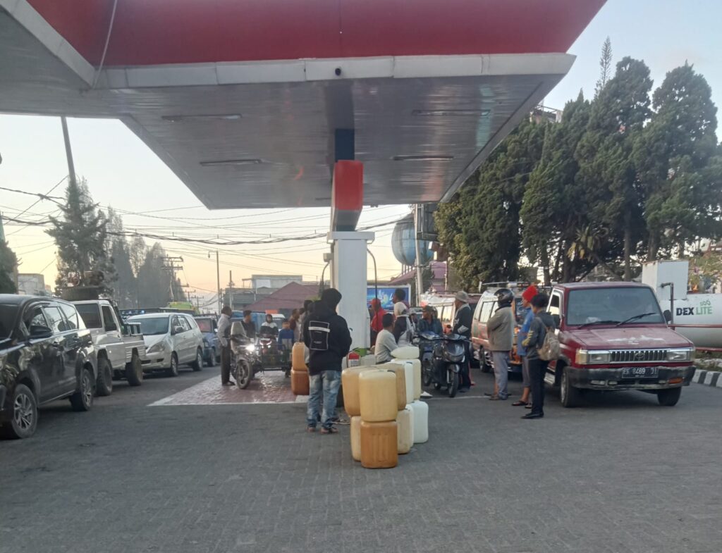 SPBU Berastagi Kecamatan Berastagi Kebal Hukum , Mengakibatkan Macet .