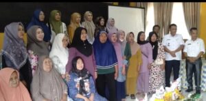 Tim Penggerak PKK Kabupaten Berikan Santunan Kepada Ibu Jompo di Aula Kecamatan Secanggang