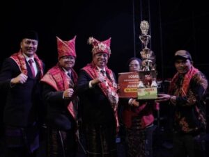 Karo Bersih dan Wujudkan Indonesia ASRI ,Bupati Antonius Ginting Serahkan Hadiah Juara Kebersihan Desa .
