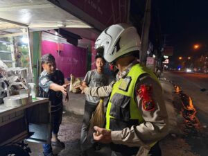 Humanis di Bulan Ramadhan, Polres Langkat Bagikan 100 Paket Nasi Sahur kepada Warga