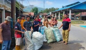 Tanggapi Keluhan Warga, Pemkab Karo Bersama Kecamatan Lau Baleng Gelar Gotong Royong Bersihkan Sampah