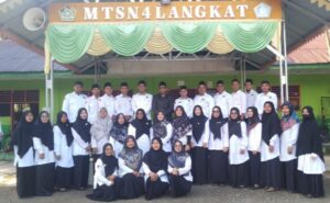 Beberapa Hari Yang Lalu Anggota DPRD Kabupaten Langkat Jadi Pembina Upacara di MTsN 4 Langkat