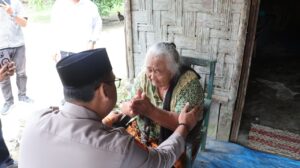 Kapolres Langkat Tunjukkan Kepedulian terhadap Lansia di Secanggang, Humanisme Polri Hadir di Tengah Masyarakat