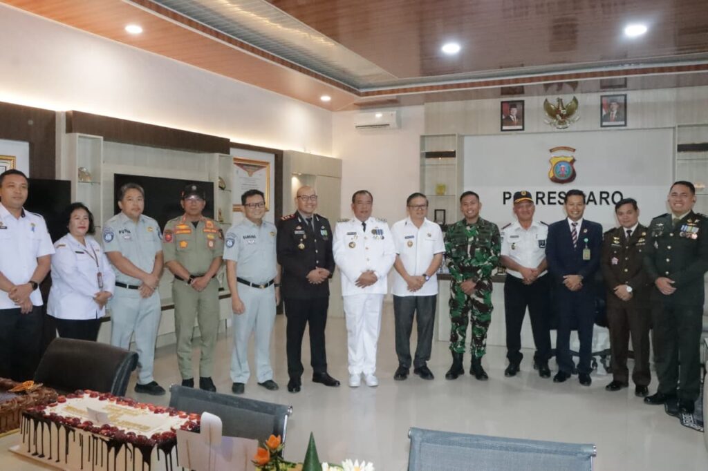 Forkopimda Karo Serahkan Kue Ulang Tahun dan Tumpeng, Perkuat Sinergitas dengan Polres Karo
