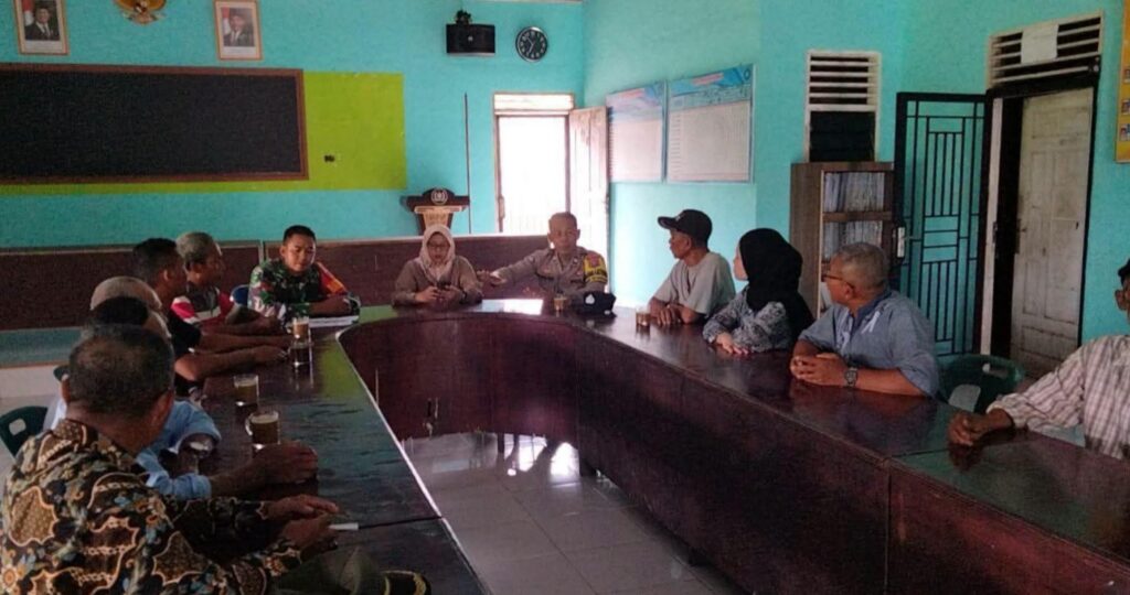 Bhabinkamtibmas Desa Tanjung Ibus Hadiri Rapat Koordinasi Bersama Bhabinsa, Perangkat Desa, dan Kepala Dusun Bahas Penguatan Kamtibmas.