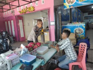 Bhabinkamtibmas Polsek Stabat Gencarkan Sambang, Imbau Warga Waspada Curanmor serta Manfaatkan Call Center 110