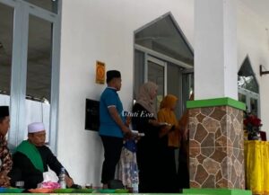 Santunan Anak Yatim di Desa Karang Gading, Bingkisan Khusus Diserahkan kepada Kepala Desa sebagai Bentuk Apresiasi..