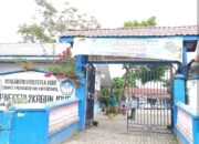 Kepala sekolah SMP 2 Kabanjahe ibuk jenda kita beru Sinulingga Diduga menjual Baju batik Dan olah Raga / dll Jumlah totol nya 400 RB .