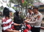 Polres Langkat Bagikan 500 Bendera Merah Putih, Bangkitkan Semangat Kemerdekaan di Tengah Masyarakat
