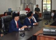Ketua DPRD Langkat bersama anggota DPRD menggelar pertemuan dengan orator aksi unjuk rasa tunggal Adi Nugraha di ruang rapat DPRD Langkat