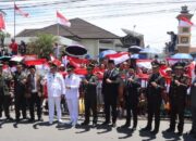 Sebelum Parade, Forkopimda Karo Bagikan Bendera Merah Putih kepada Masyarakat