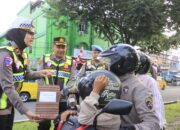 Kapolres Langkat Beri Bingkisan untuk Pegendara yang Tertib Berlalu Lintas