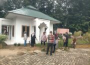 Seluruh staf BPKAD dan Kabid serta sekretaris melakukan bersih bersih dan gotong royong didepan halaman BPKAD