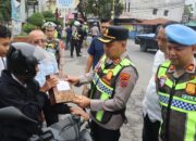 Kapolres Langkat beri bingkisan untuk pegendara yang tertib berlalu lintas