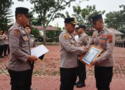 Pimpin Apel Pagi, Kapolres Langkat Beri Penghargaan kepada Personel Berprestasi