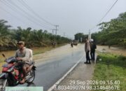 Banjir Rendam Jalan Sumor bor-Tanjung Selamat, Polsek Padang Tualang Sigap Atur Lalu Lintas