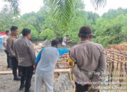 Pastikan Pembangunan Berjalan, Polsek Pangkalan Susu Monitoring Jembatan Merah Putih