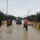 Respons Cepat Laporan Call Center 110, Polsek Padang Tualang Atur Lalu Lintas di Jalan Sumur Bor yang Tergenang Air